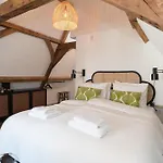 Six Boutique Hotel